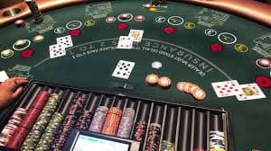 Antarmuka aplikasi kingslot menampilkan meja live casino blackjack dan menu sportsbook di layar ponsel